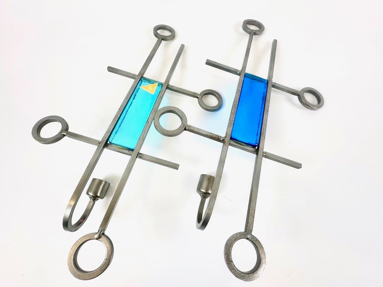 Para świeczników ściennych, modernistyczna, szkło niebieskie, żelazo srebrnoszare, Dania, lata 70. - 153179