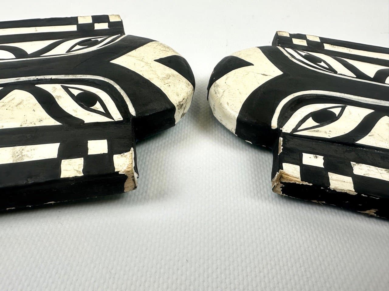 Pair of wall masks, Folk Art, black white red wood, Indonesia, 19th c. - 153334