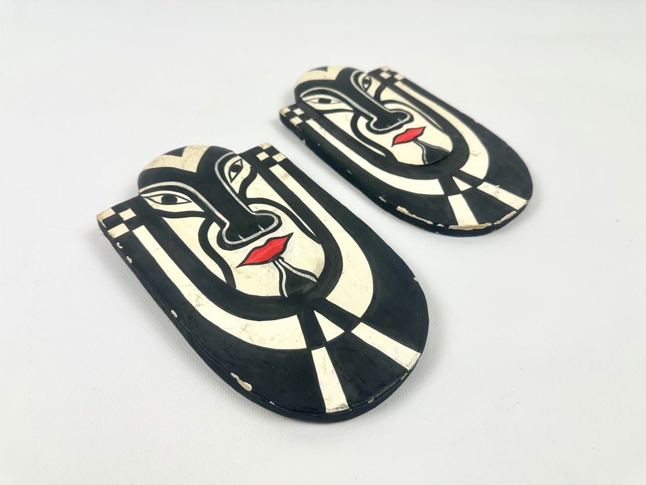 Pair of wall masks, Folk Art, black white red wood, Indonesia, 19th c. - 153337