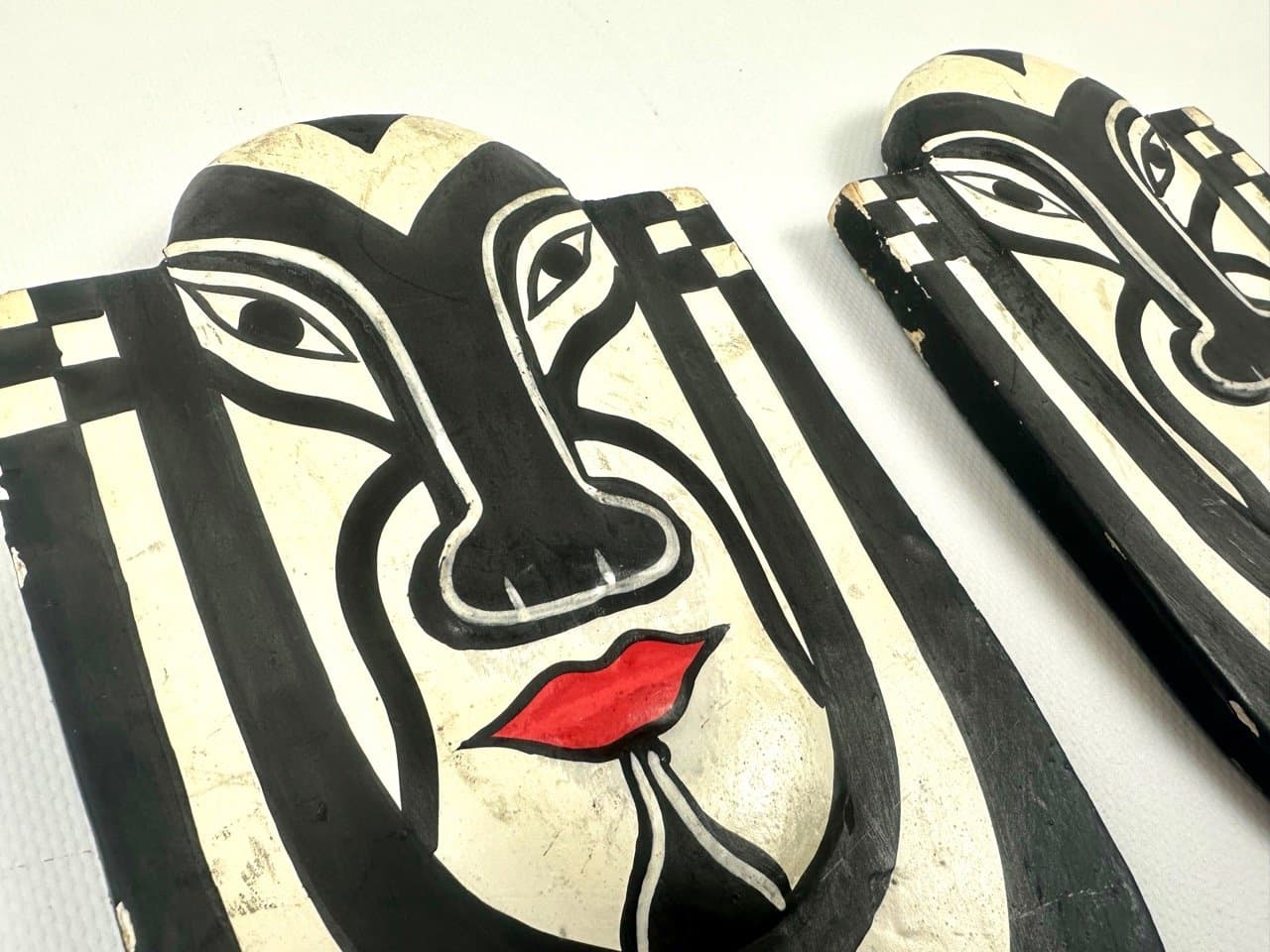 Pair of wall masks, Folk Art, black white red wood, Indonesia, 19th c. - 153335