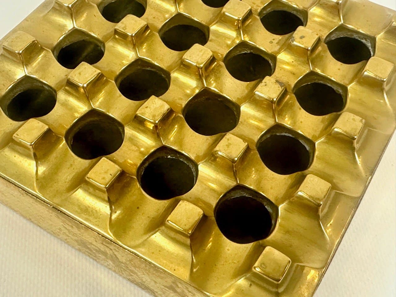 Popielniczka Ultima, złoty, mosiądz, proj. H. Bäckström, B. Ljungberg, Szwecja, lata 60. - 153366