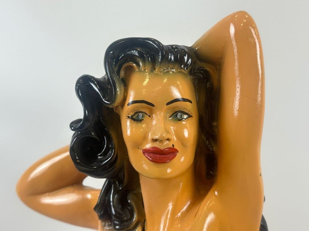 Figurka Pin-Up Girl, czerwona, żywica, USA, lata 50. - 153951