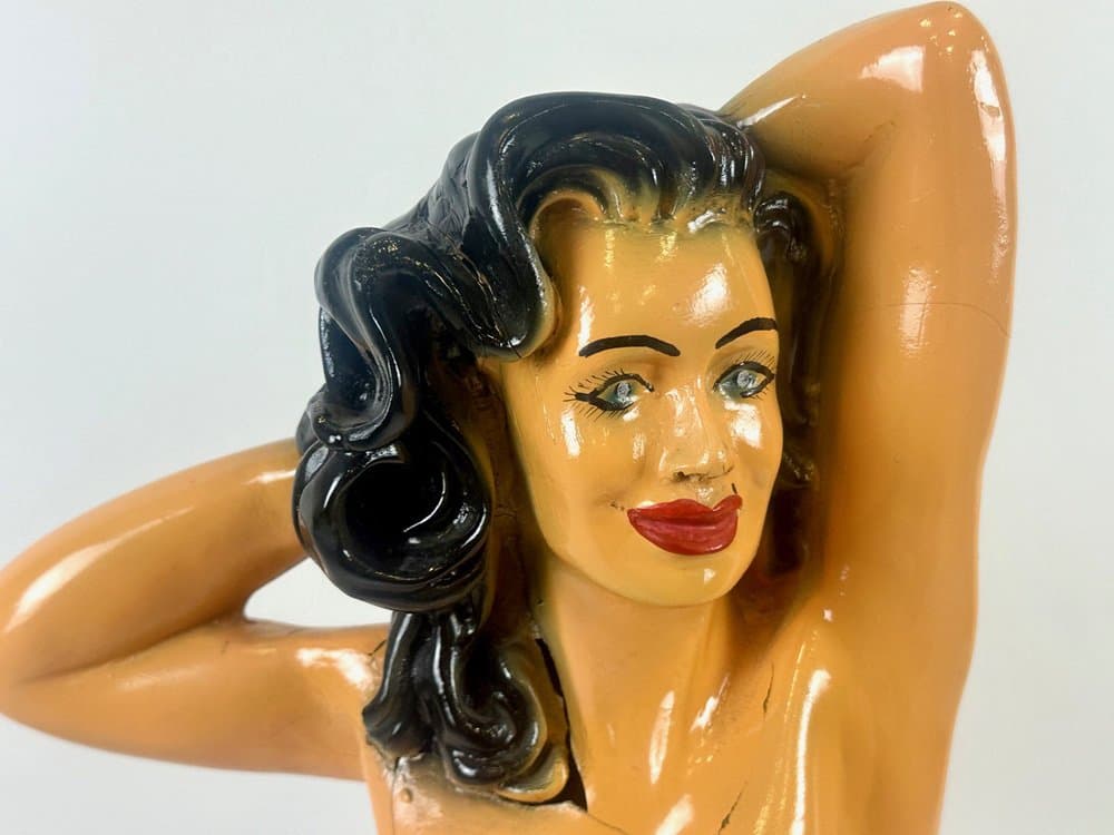 Figurka Pin-Up Girl, czerwona, żywica, USA, lata 50. - 153947