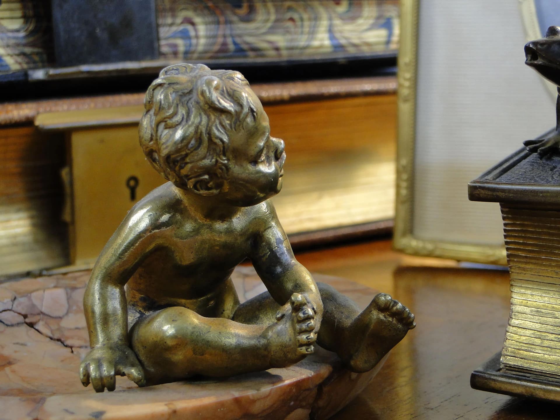 Wizytownik secesyjny, czerwony marmur, Austria, początek XX w. - 9417