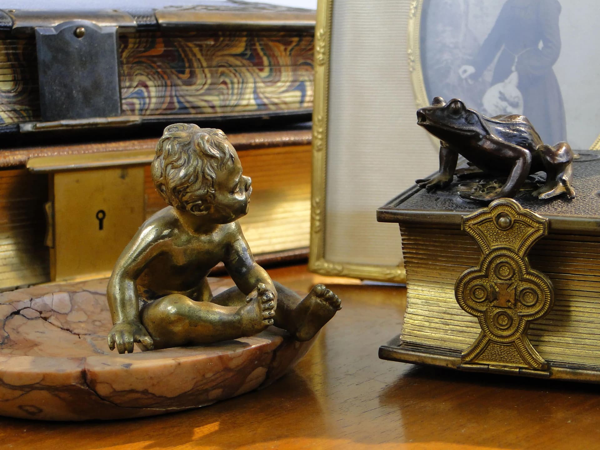 Wizytownik secesyjny, czerwony marmur, Austria, początek XX w. - 9418