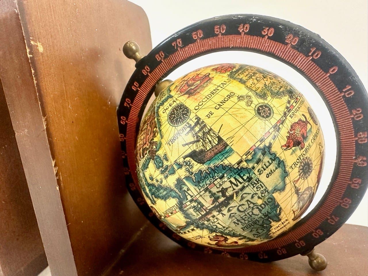 Komplet podpórek globus, brązowy, drewno, papier, metal, lata 60. - 154234