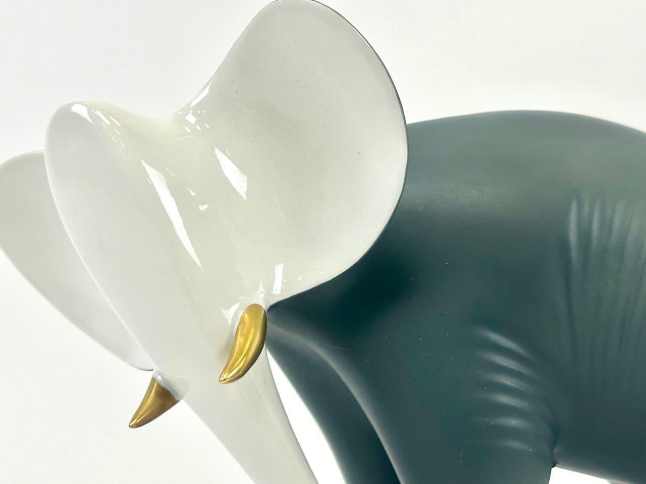 Figurka słonia, szary, porcelana, proj. J. Ježek, Royal Dux Bohemia, Czechy, lata 60. - 154384