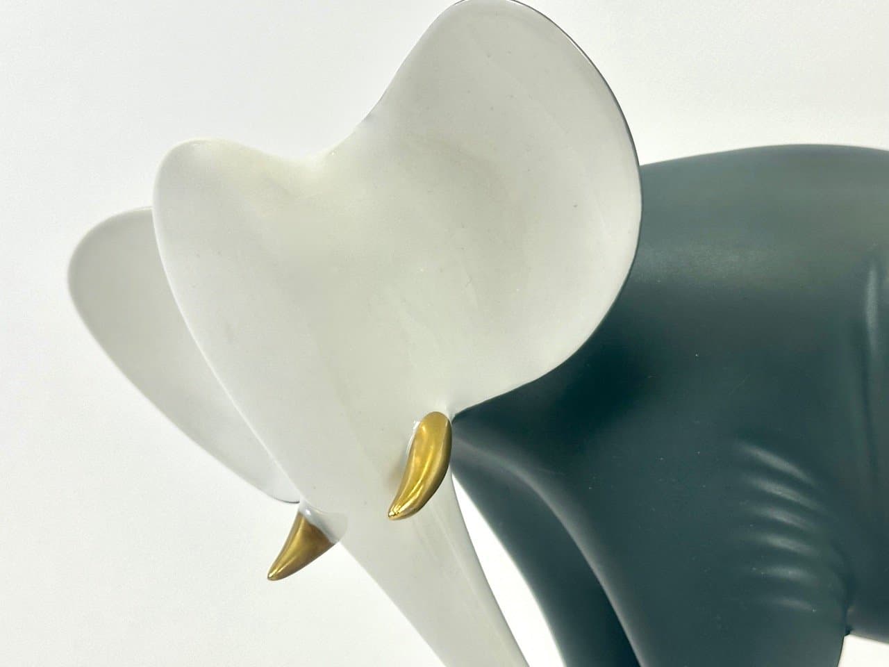 Figurka słonia, szary, porcelana, proj. J. Ježek, Royal Dux Bohemia, Czechy, lata 60. - 154383