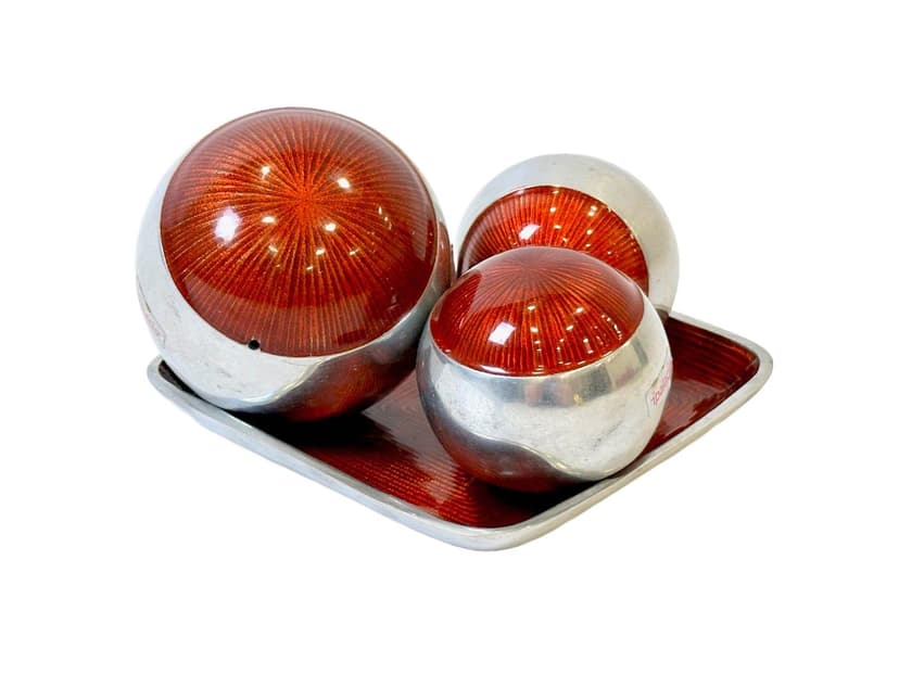 Zestaw dekoracyjny kul z tacką, czerwony srebrny, aluminium emaliowane, Włochy, lata 60.