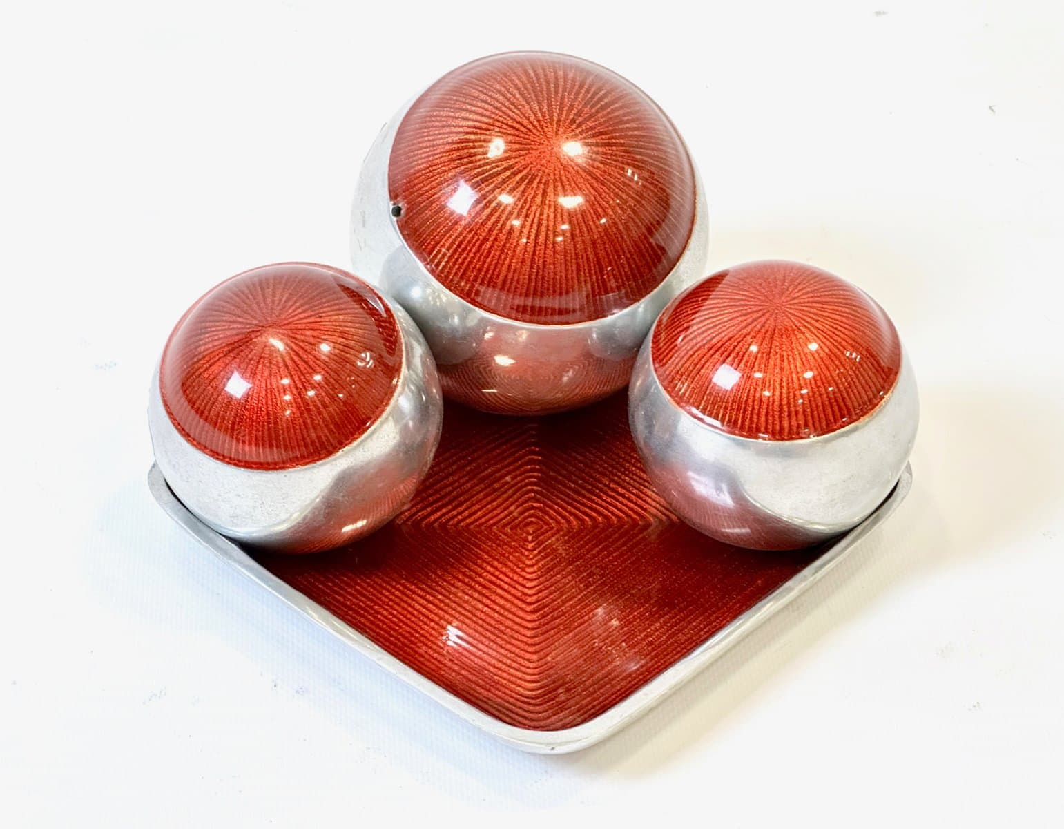 Zestaw dekoracyjny kul z tacką, czerwony srebrny, aluminium emaliowane, Włochy, lata 60. - 155125