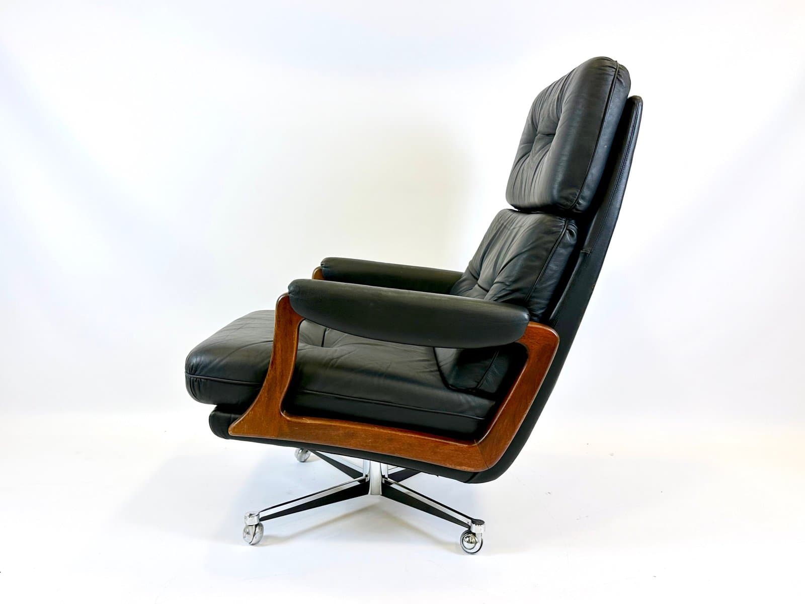 Fotel obrotowy, skóra czarna, buk, stal, Niemcy, lata 70. - 155146