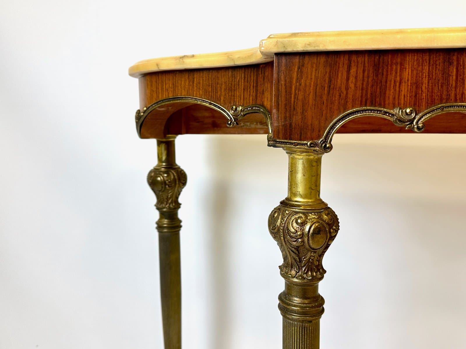 Konsola, styl Ludwika XVI, marmur beżowy, mosiądz złoty, fornir orzech, Francja, XIX w. - 155175