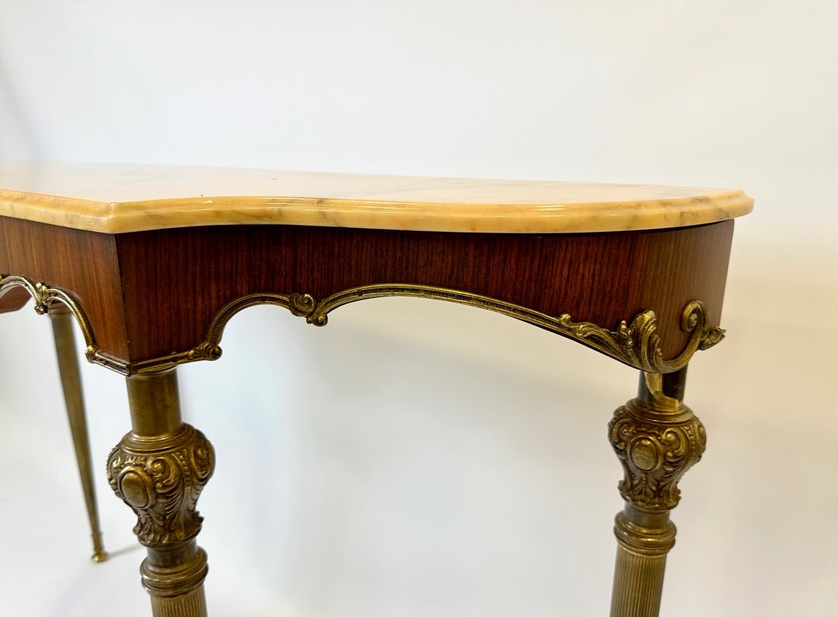 Konsola, styl Ludwika XVI, marmur beżowy, mosiądz złoty, fornir orzech, Francja, XIX w. - 155182
