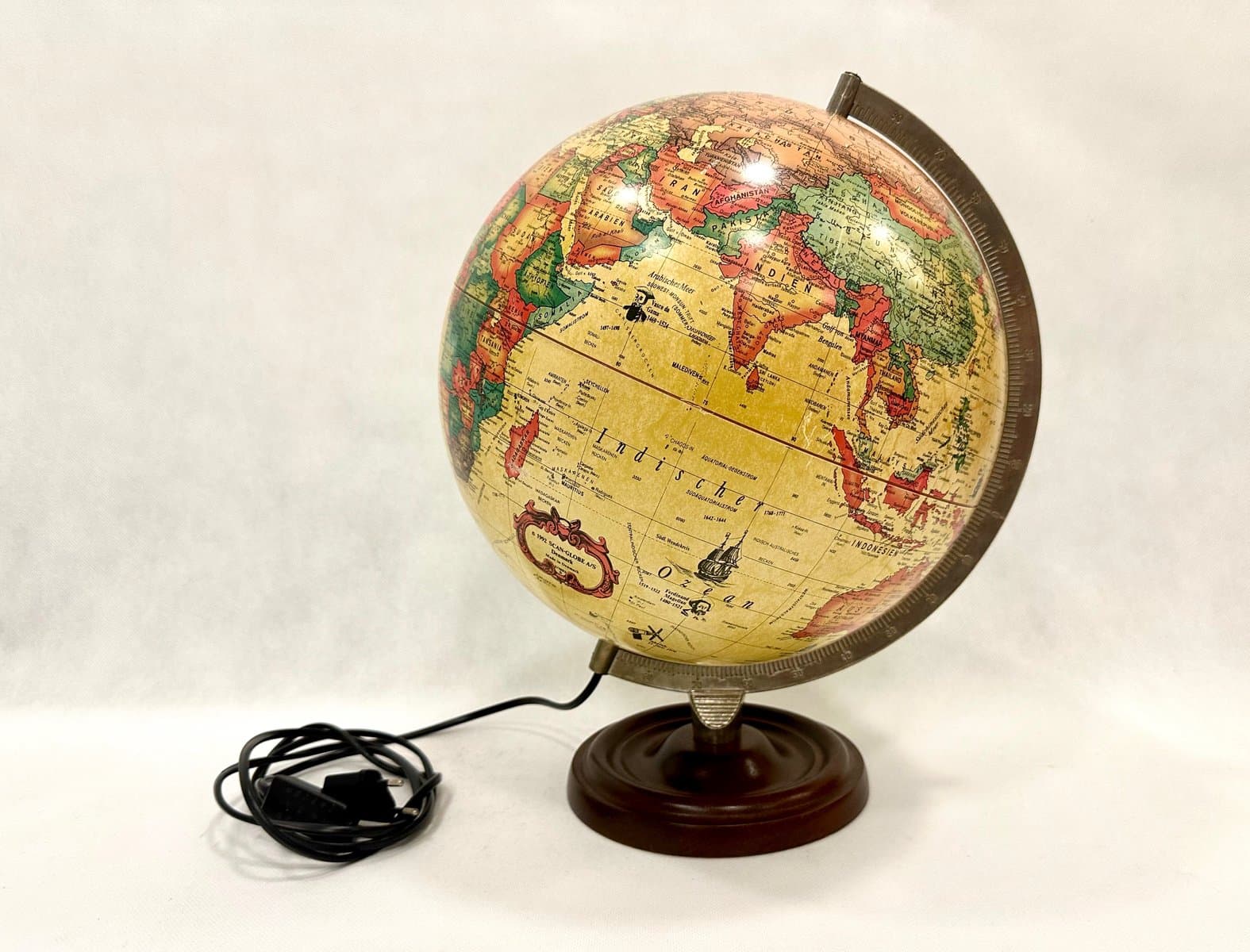 Globus podświetlany, beżowy, metal, plastik, teak, Dania, lata 90. - 155299