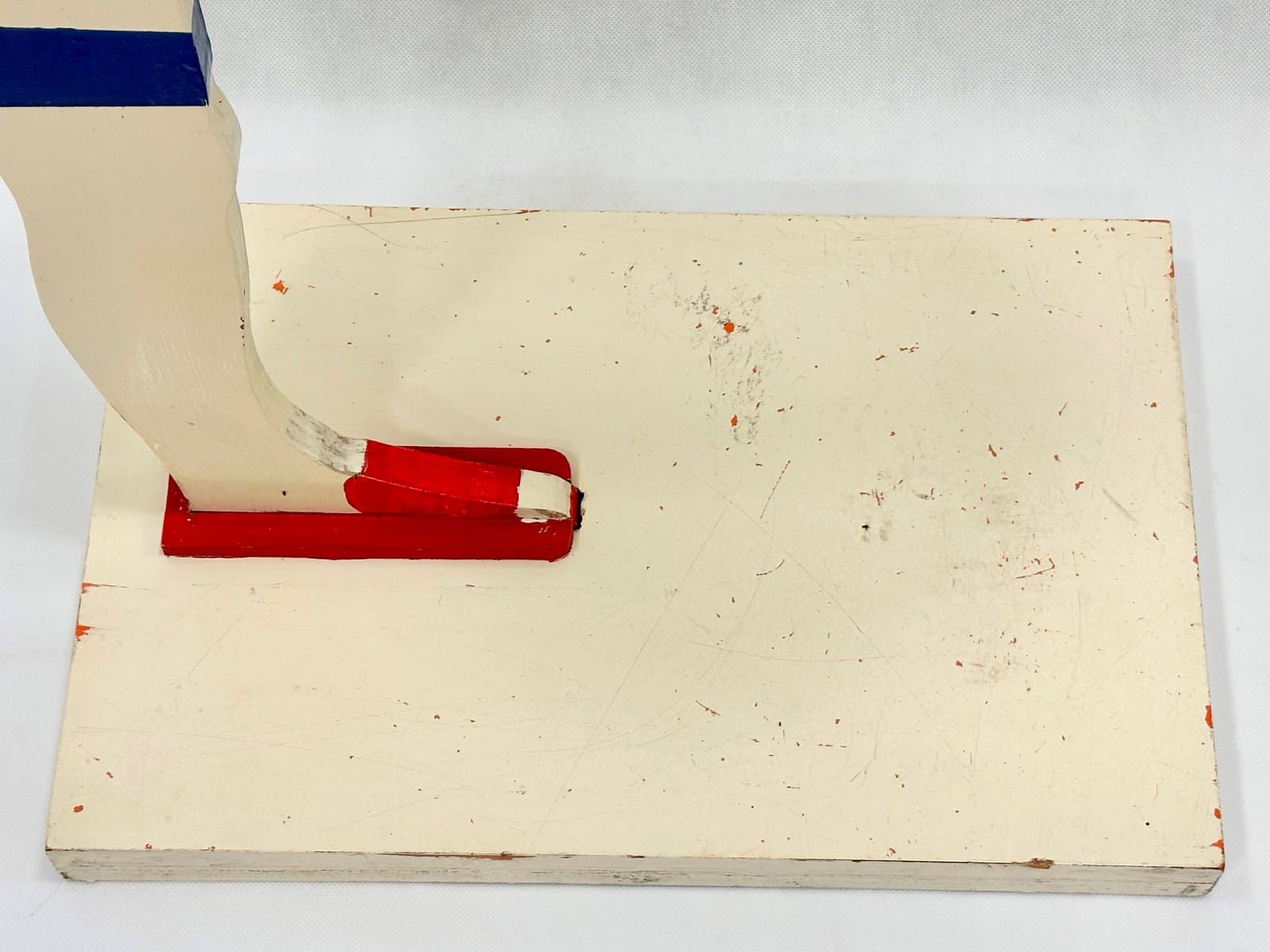 Figura lokaj Art déco, pływak, drewno ivory white, lata 50. - 155308