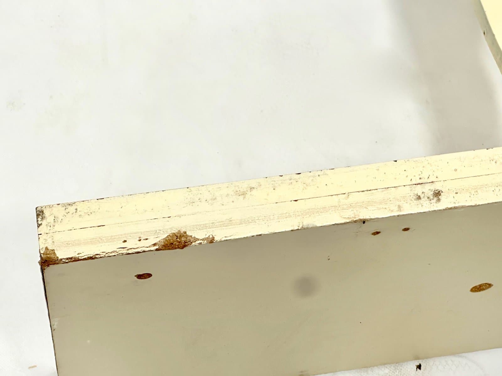 Figura lokaj Art déco, pływak, drewno ivory white, lata 50. - 155311