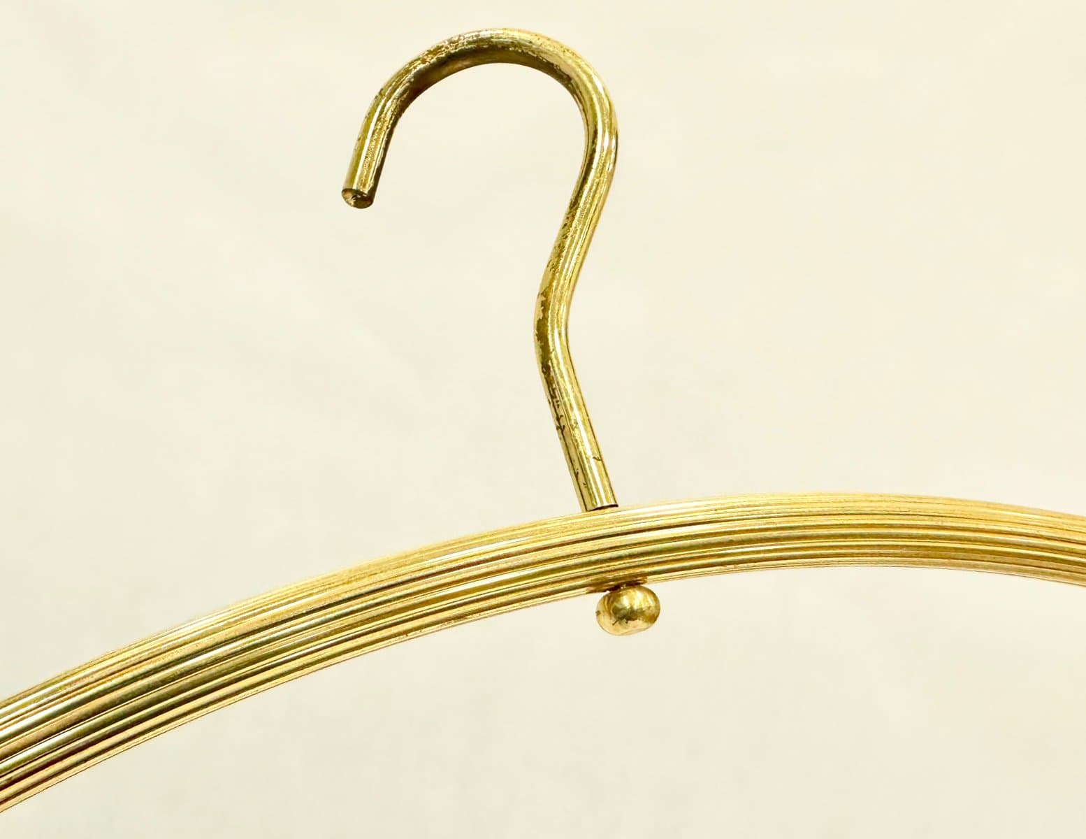 zestaw pięciu wieszaków na ubrania, mosiądz złoty, lata 60. - 155424