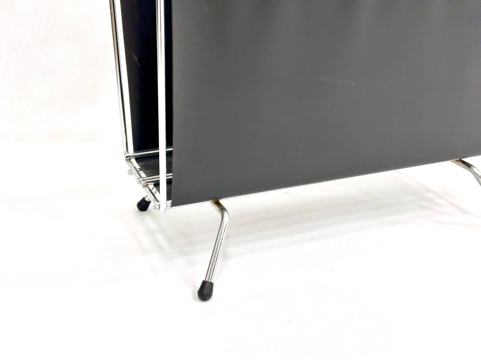 Stojak na gazety, czarny winyl, stal chromowana srebrna, Niemcy, lata 70. - 155471