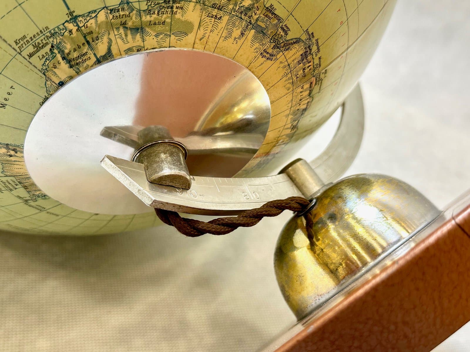 Lampa stołowa Globe, beżowy, szkło, metal, drewno, JRO Verlag, Niemcy, lata 50. - 155540