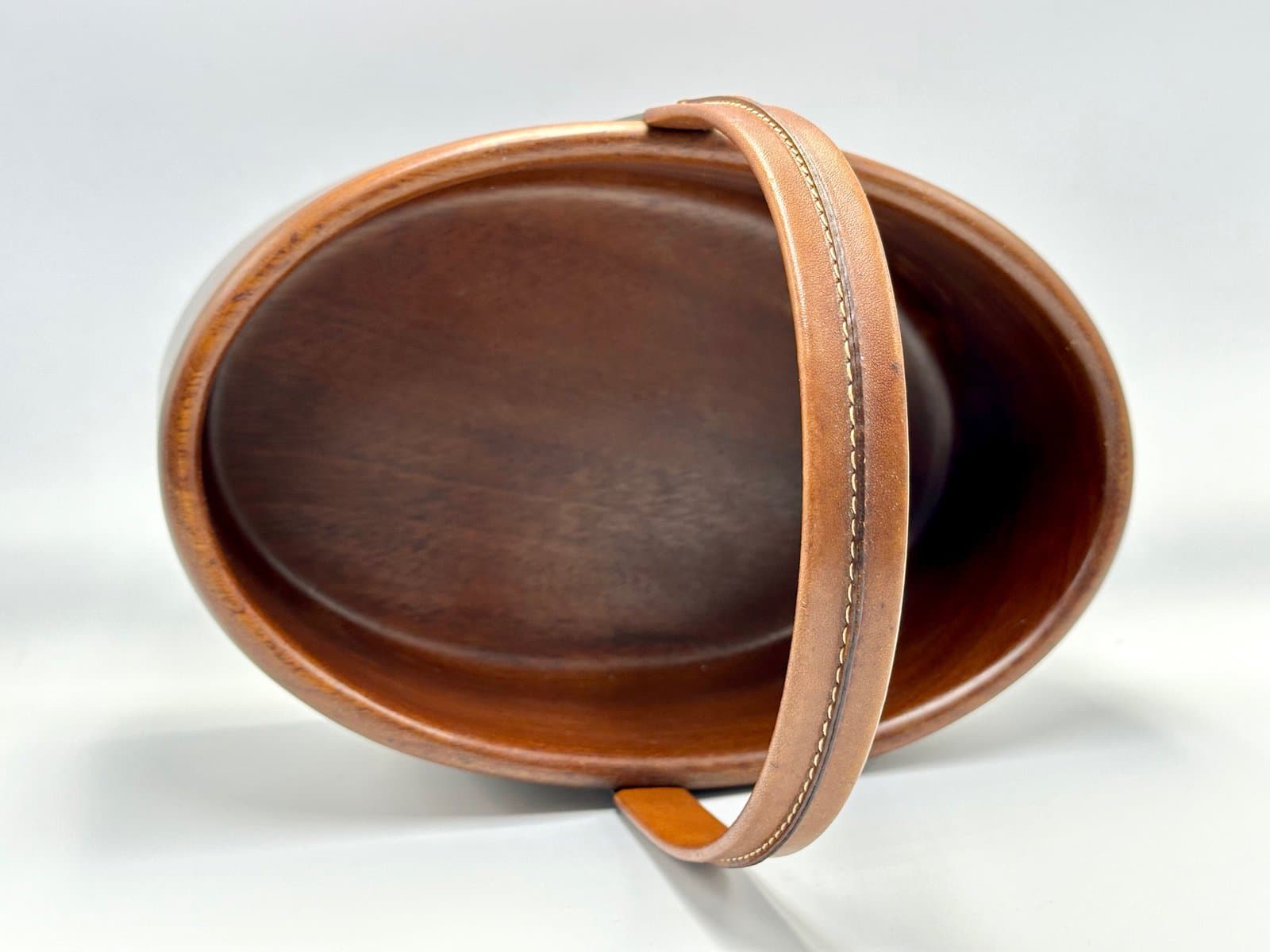 Kosz, brązowy ciemny, teak skóra, proj. C. Auböck, Austria, lata 50. - 155746