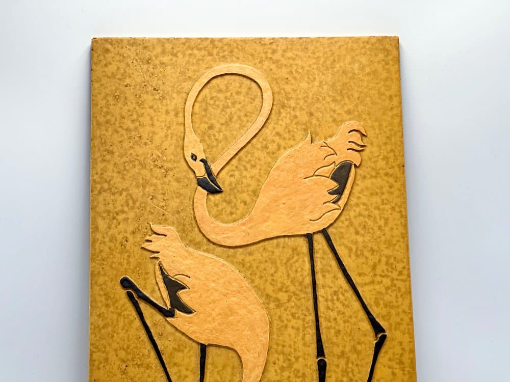 Relief ścienny z flamingami, kamień brązowy ciemny, Niemcy, lata 60. - 155898