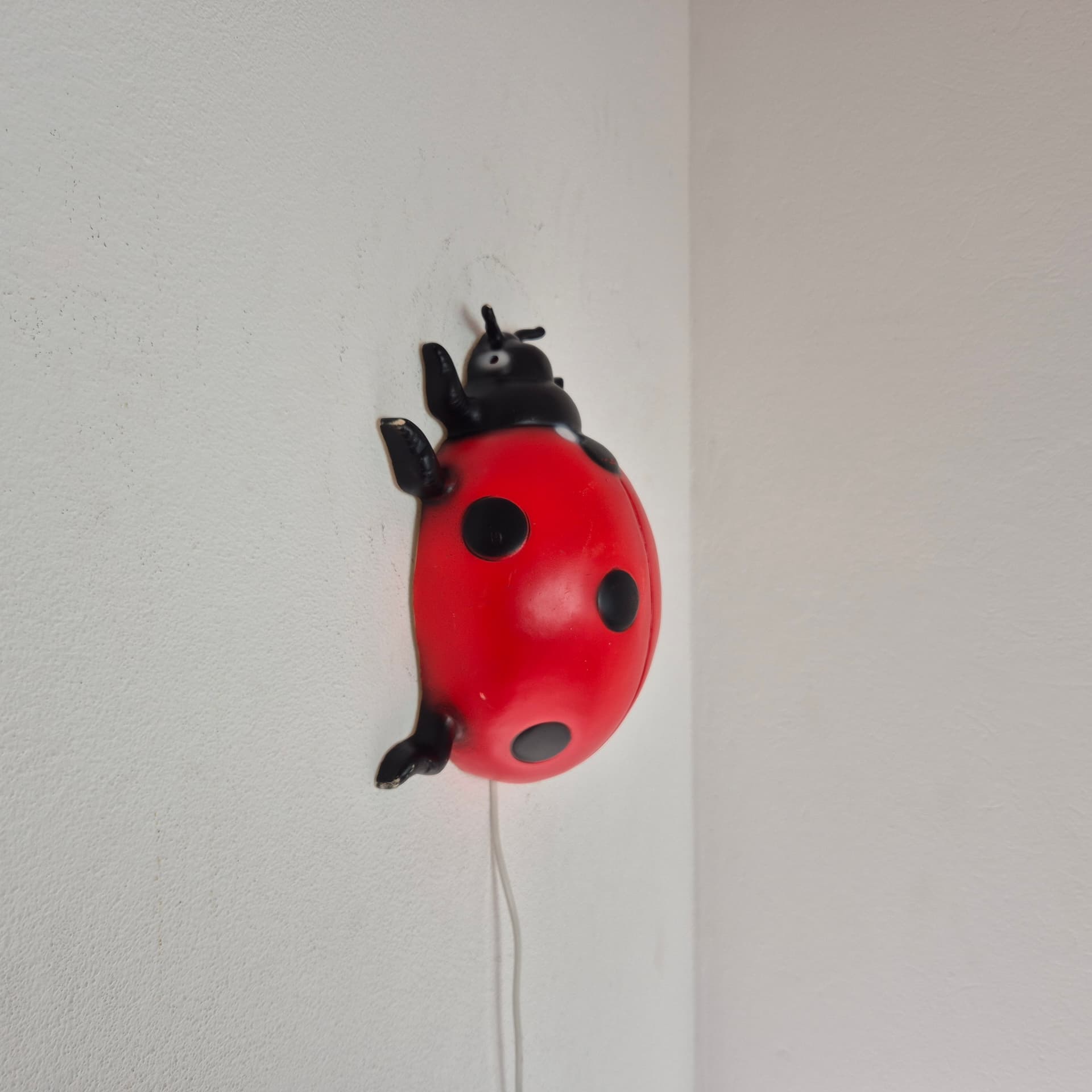 Lampa ścienna Biedronka, czerwona czarne kropki, plastik, Heico, Niemcy, lata 90. - 142645