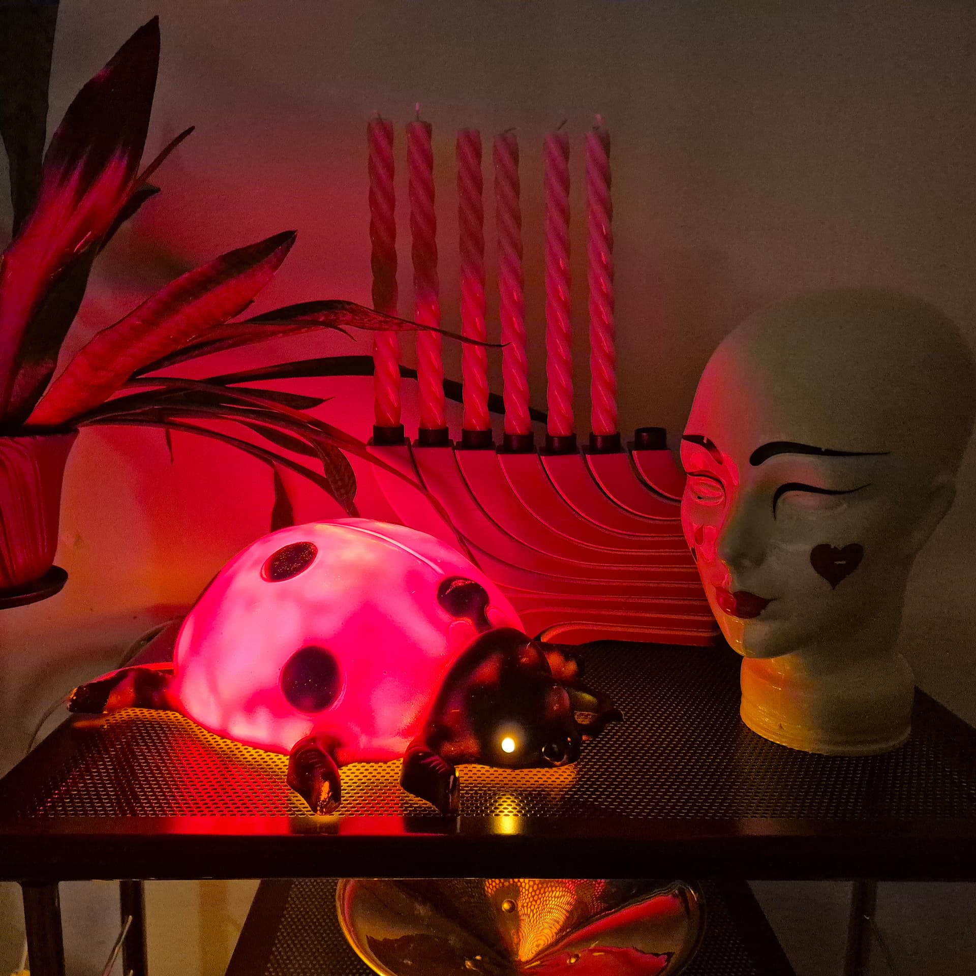 Lampa ścienna Biedronka, czerwona czarne kropki, plastik, Heico, Niemcy, lata 90. - 142656