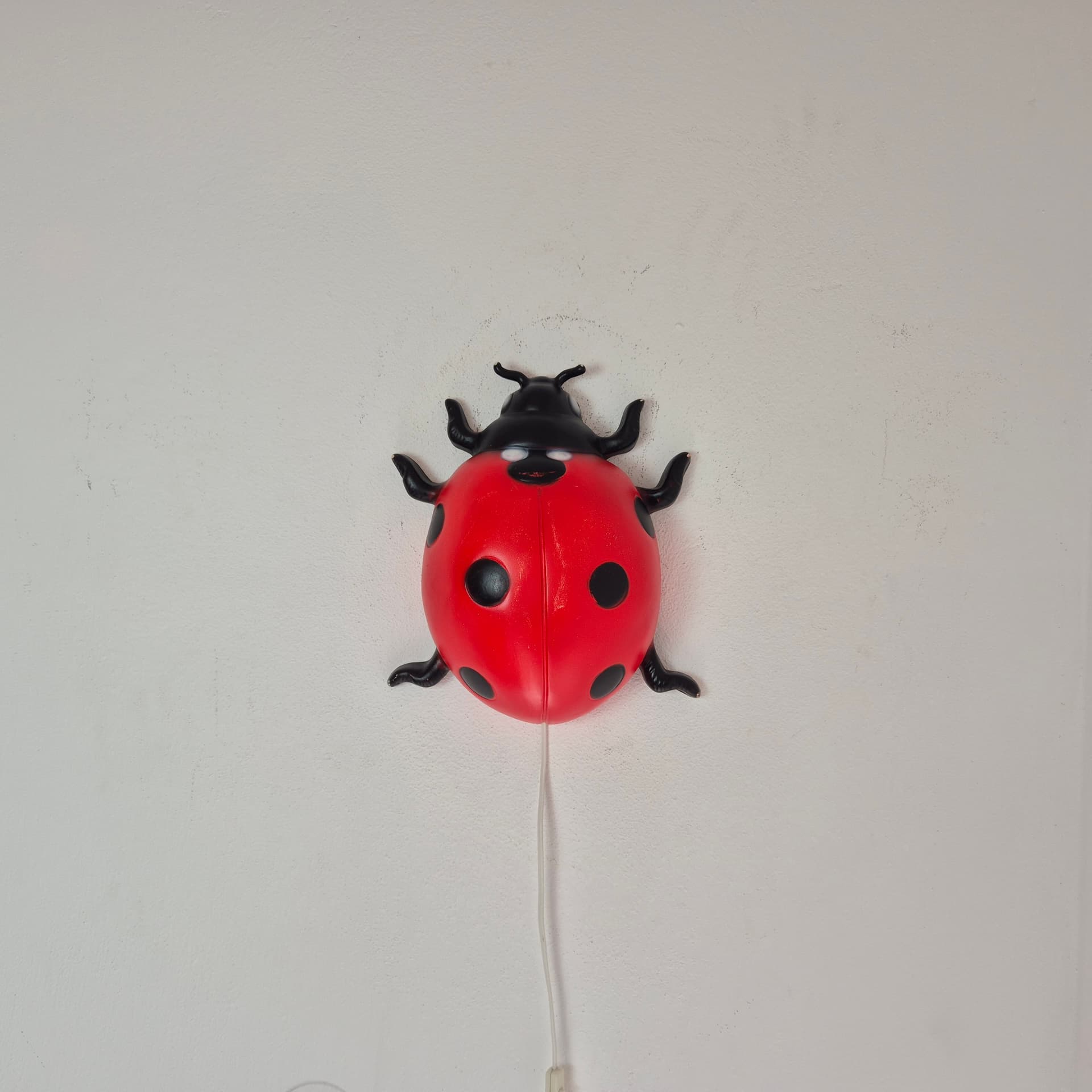 Lampa ścienna Biedronka, czerwona czarne kropki, plastik, Heico, Niemcy, lata 90. - 142646