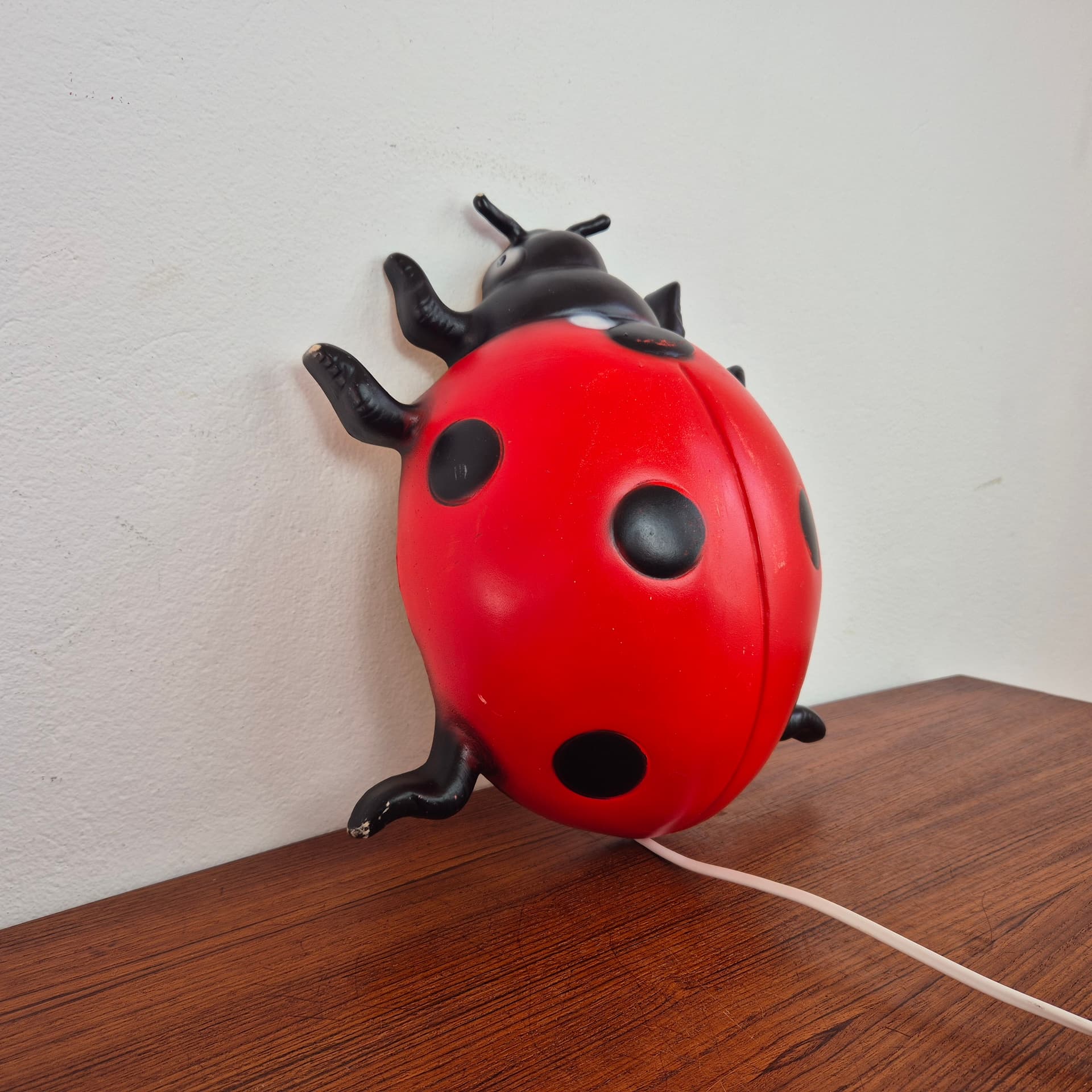 Lampa ścienna Biedronka, czerwona czarne kropki, plastik, Heico, Niemcy, lata 90. - 142652