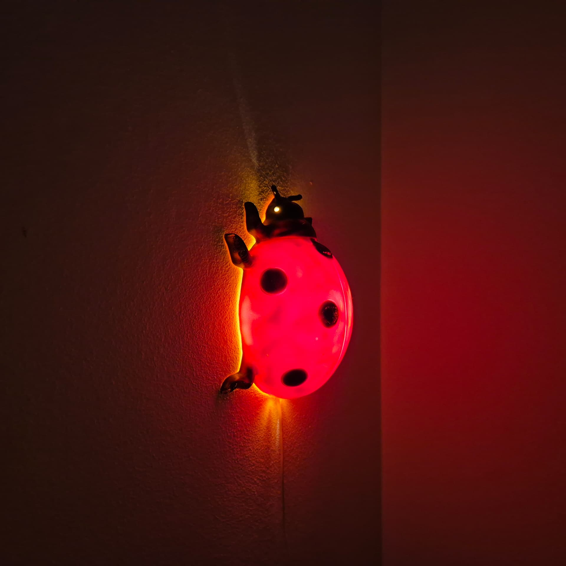 Lampa ścienna Biedronka, czerwona czarne kropki, plastik, Heico, Niemcy, lata 90. - 142649