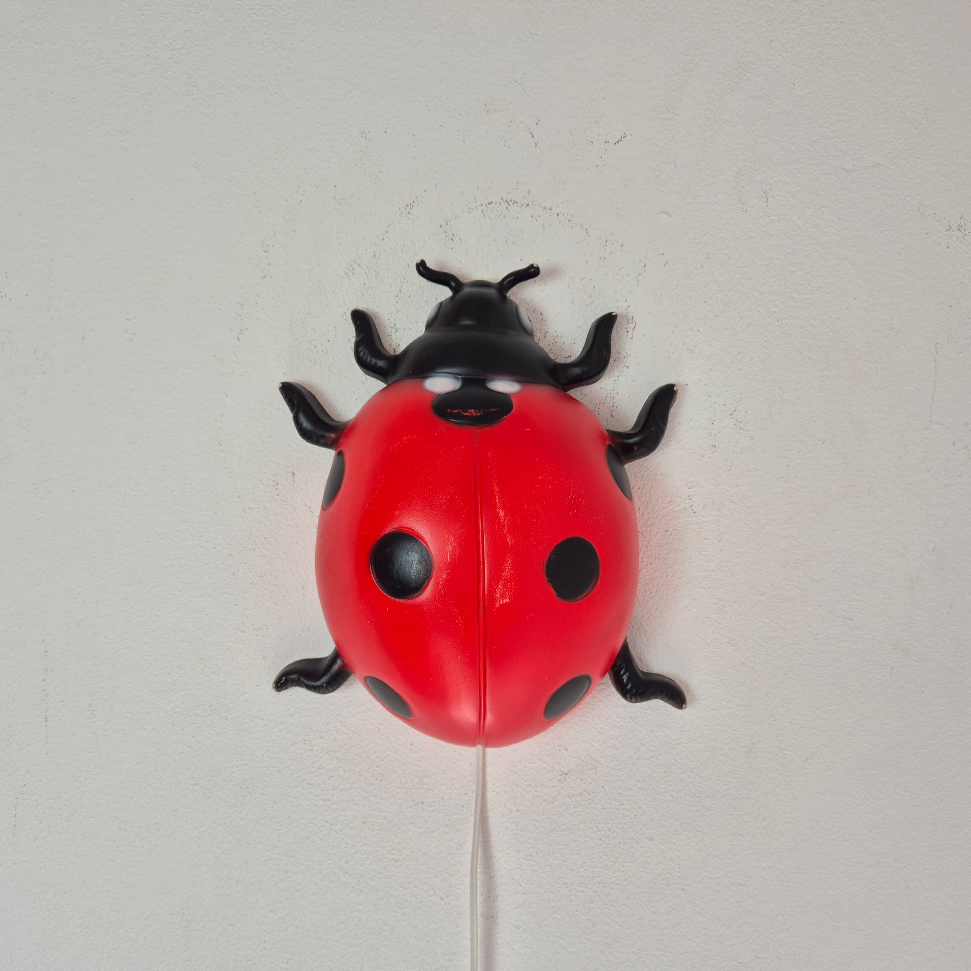 Lampa ścienna Biedronka, czerwona czarne kropki, plastik, Heico, Niemcy, lata 90. - 142644