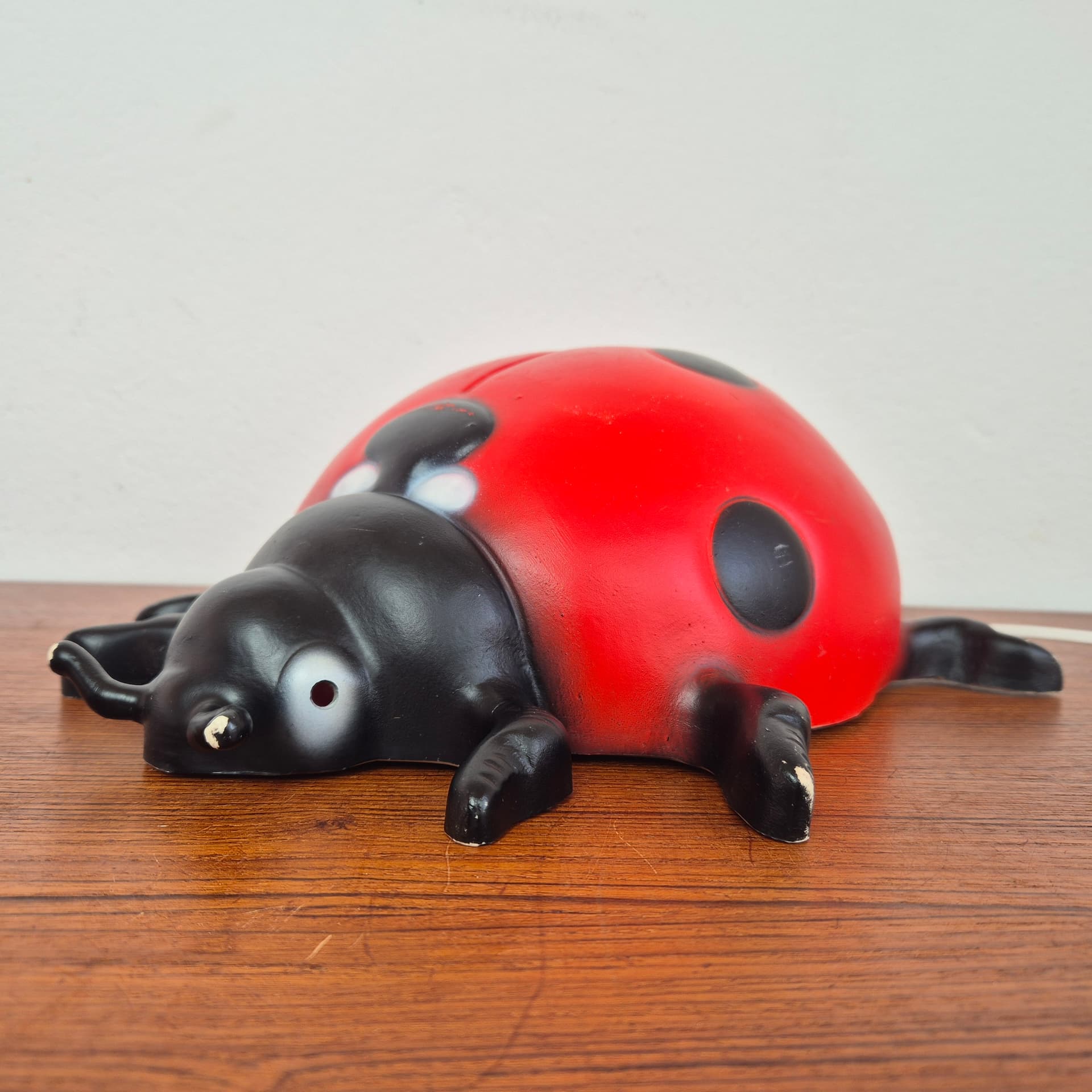 Lampa ścienna Biedronka, czerwona czarne kropki, plastik, Heico, Niemcy, lata 90. - 142650