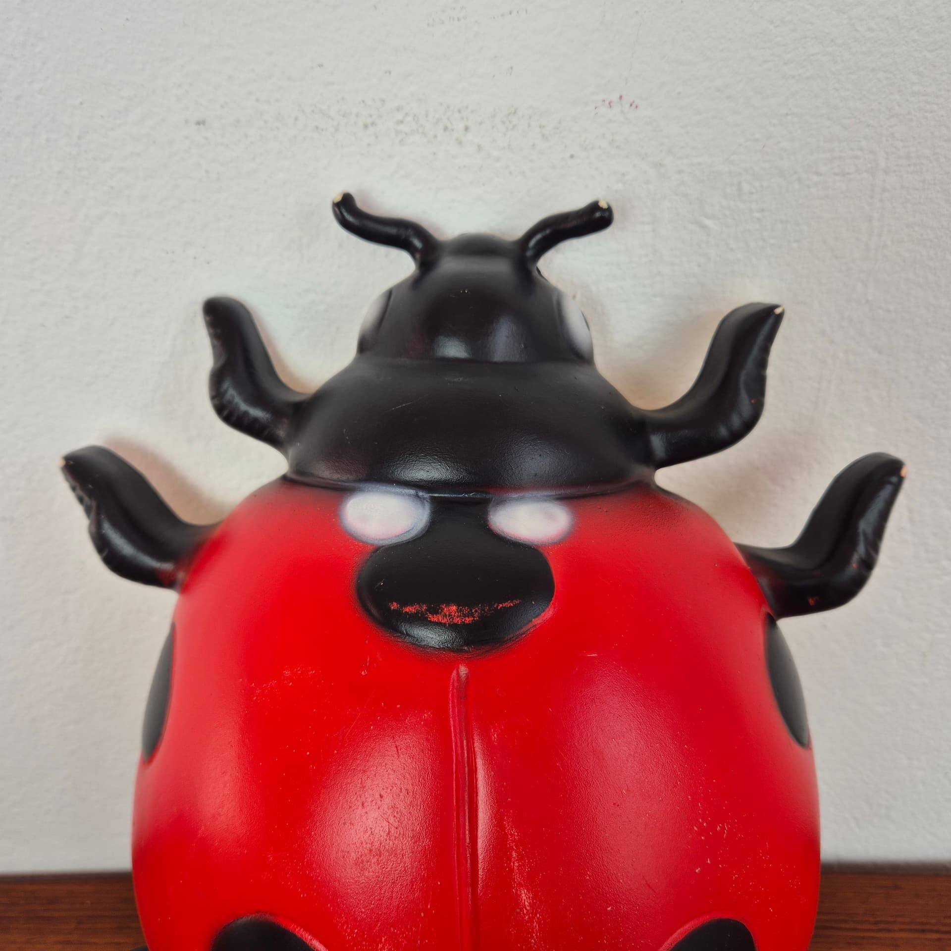 Lampa ścienna Biedronka, czerwona czarne kropki, plastik, Heico, Niemcy, lata 90. - 142648