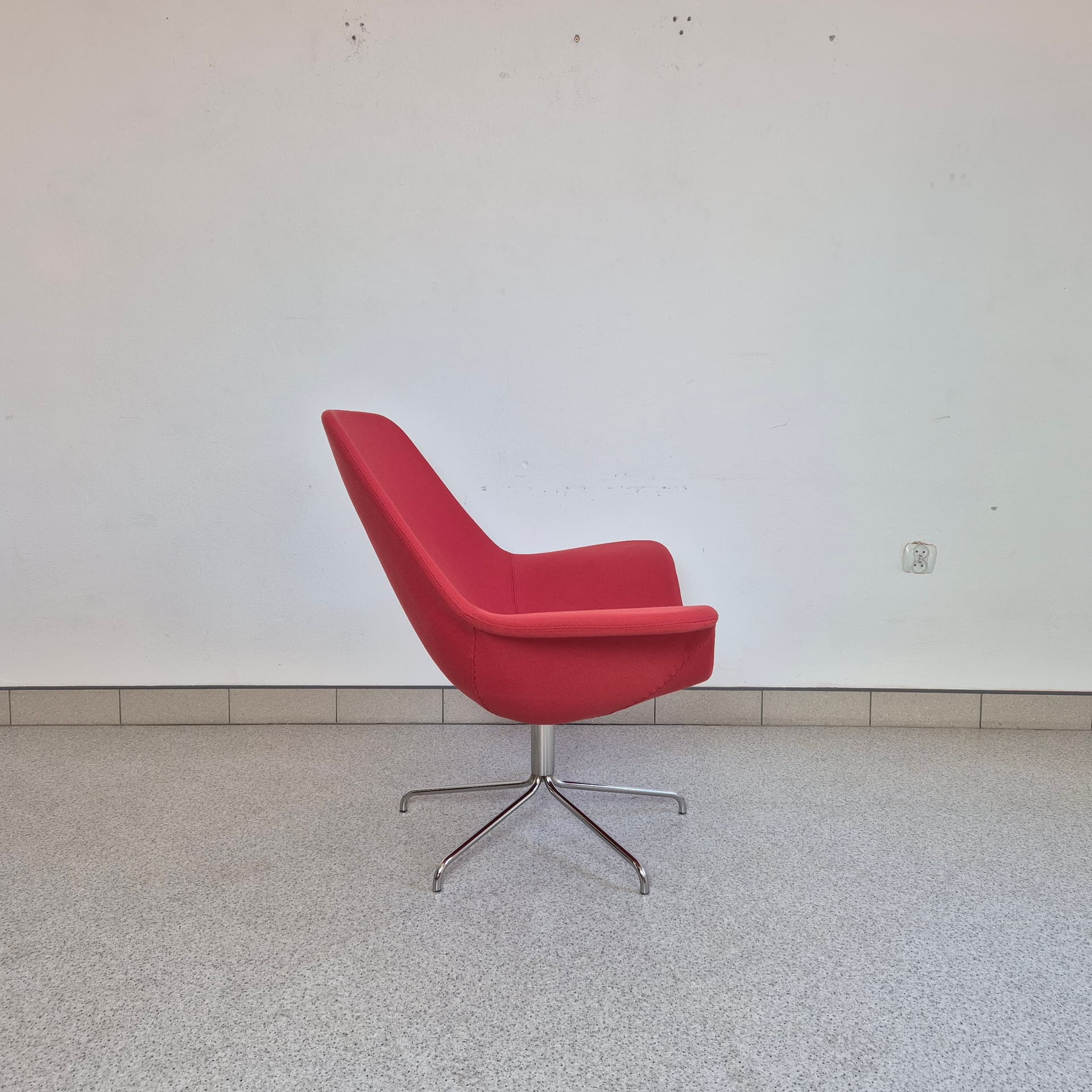 Swivel armchair Oyster, red, by M. Sodeau, Offecct, Sweden, 21st c. - 142659