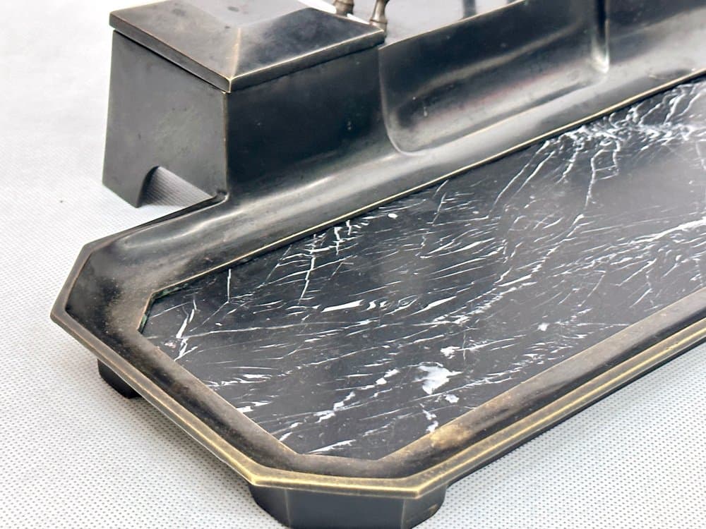 Zestaw na biurko z kałamarzami, koń, brąz ciemny, marmur czarny, Francja, początek XX w. - 156522