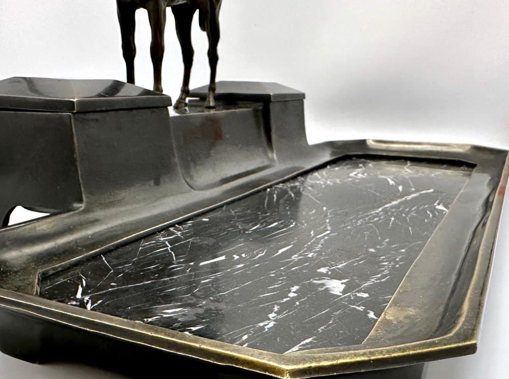 Zestaw na biurko z kałamarzami, koń, brąz ciemny, marmur czarny, Francja, początek XX w. - 156526