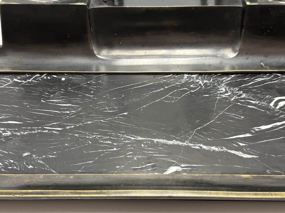 Zestaw na biurko z kałamarzami, koń, brąz ciemny, marmur czarny, Francja, początek XX w. - 156524