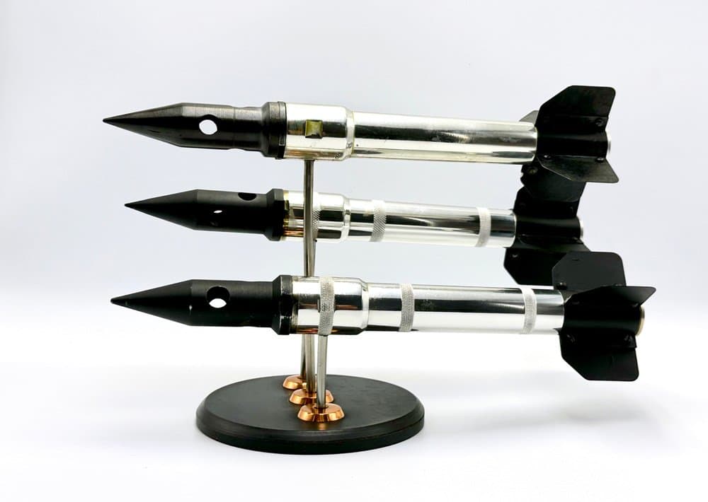 Statuetka Triple Rocket, czarny, stal srebrna, Polska, lata 70. - 156744