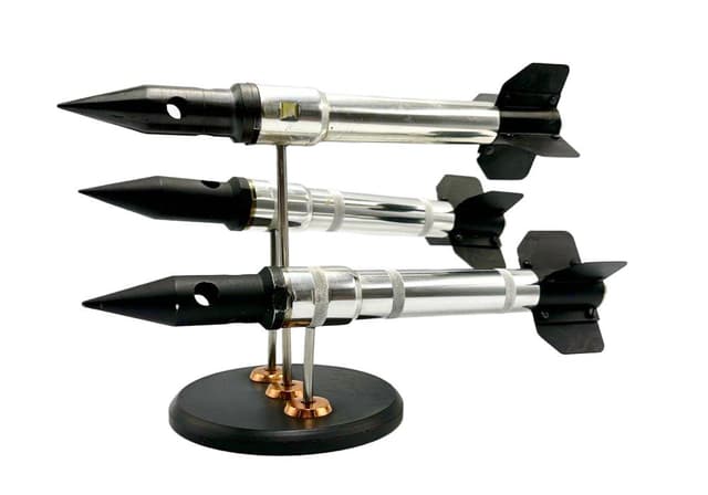 Statuetka Triple Rocket, czarny, stal srebrna, Polska, lata 70. - WYMIARY