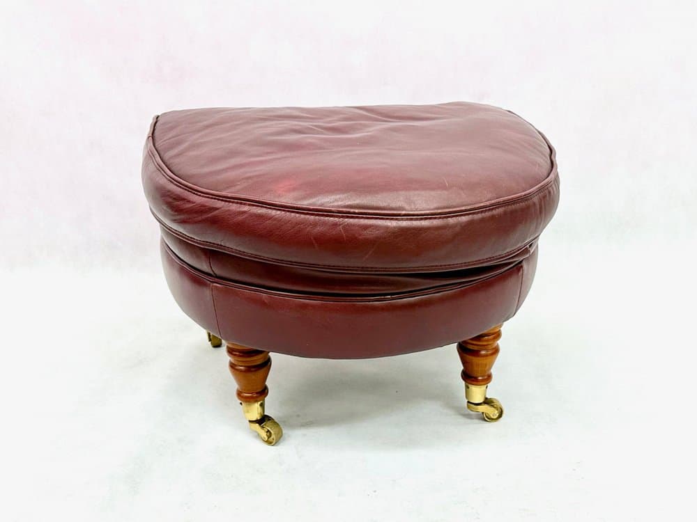 Pufa, styl Ludwik XVI, skóra naturalna bordowa, mosiądz, drewno, Francja, lata 90. - 156782