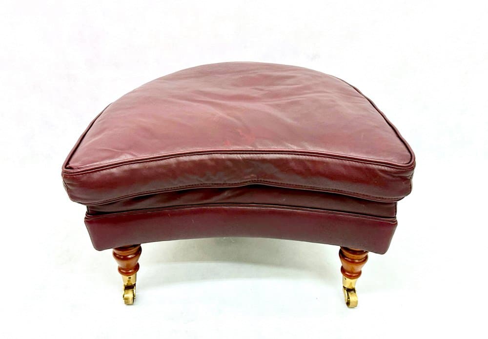 Pufa, styl Ludwik XVI, skóra naturalna bordowa, mosiądz, drewno, Francja, lata 90. - 156785