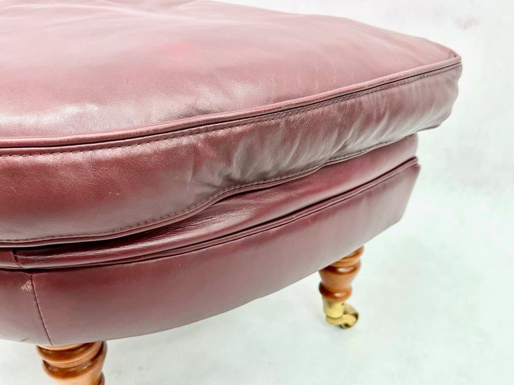 Pufa, styl Ludwik XVI, skóra naturalna bordowa, mosiądz, drewno, Francja, lata 90. - 156783