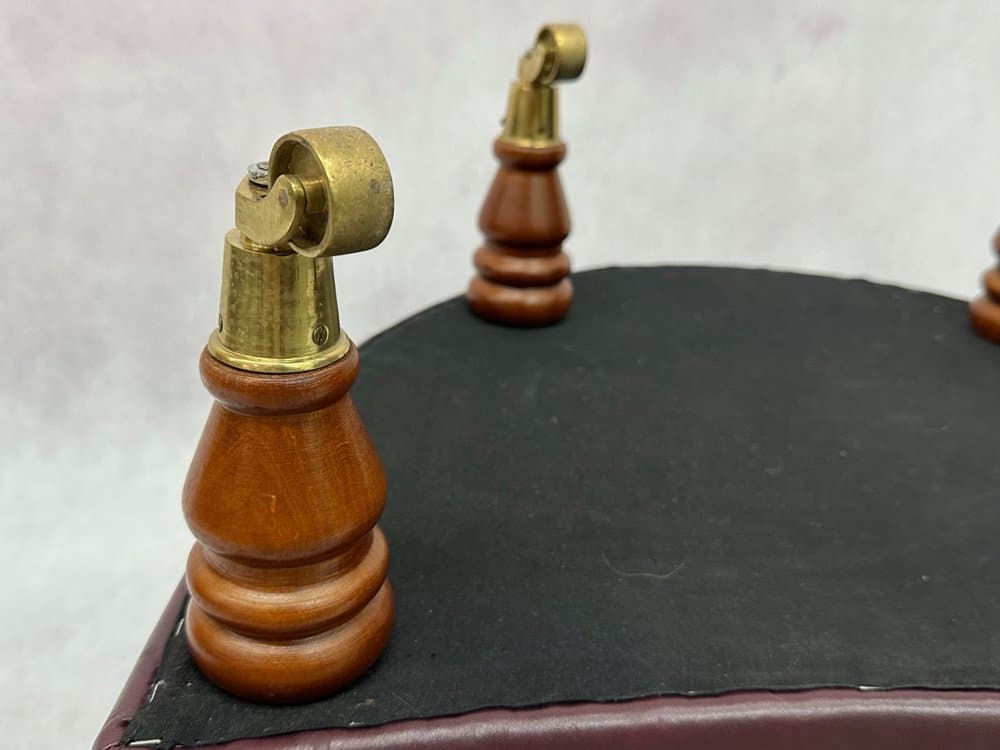 Pufa, styl Ludwik XVI, skóra naturalna bordowa, mosiądz, drewno, Francja, lata 90. - 156786