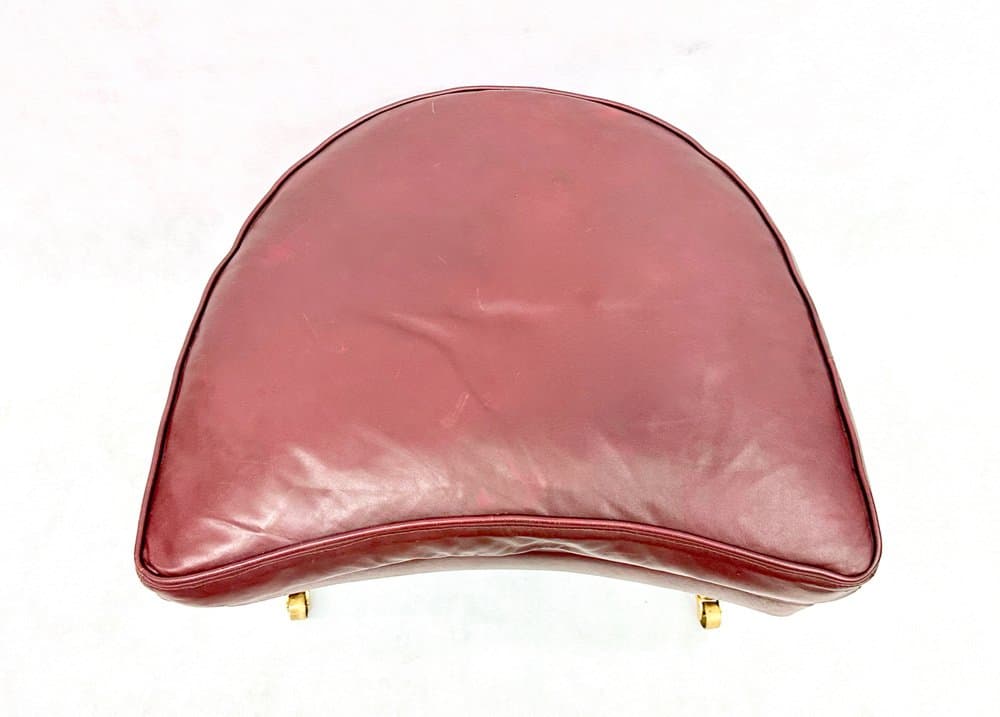 Pufa, styl Ludwik XVI, skóra naturalna bordowa, mosiądz, drewno, Francja, lata 90. - 156784