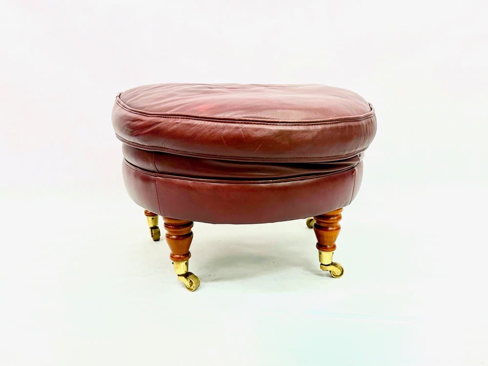 Pufa, styl Ludwik XVI, skóra naturalna bordowa, mosiądz, drewno, Francja, lata 90. - 156787