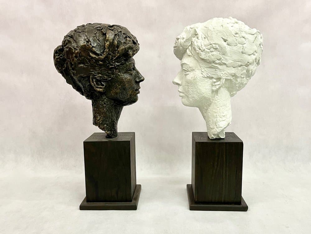 Komplet rzeźb Popiersie Pani M. S., brąz brązowy, gips biały, dąb czarny, art. J. Galica, Polska, lata 60. - 156810