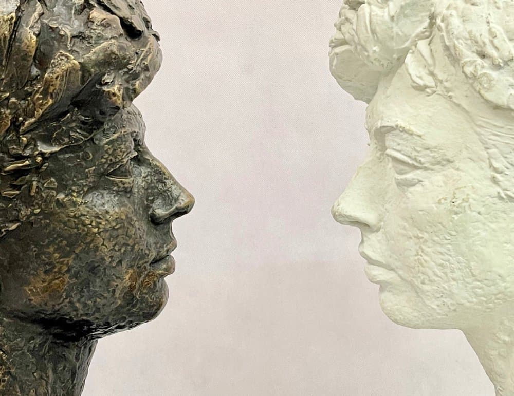 Komplet rzeźb Popiersie Pani M. S., brąz brązowy, gips biały, dąb czarny, art. J. Galica, Polska, lata 60. - 156821