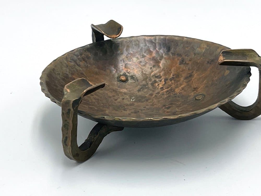 Popielniczka brutalistyczna, miedź młotkowana, lata 70. - 157239