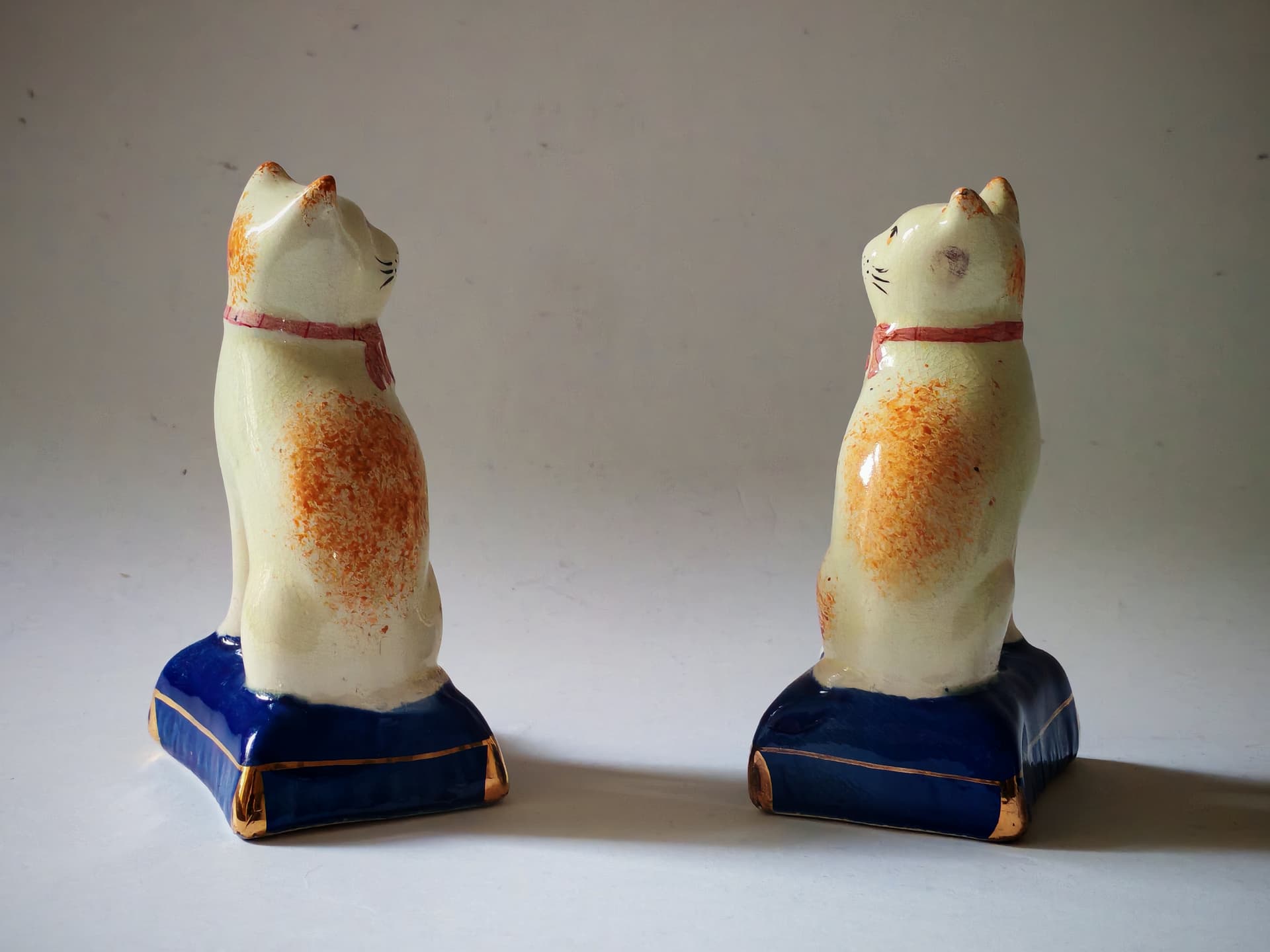 Para figurek kotów Staffordshire, pomarańczowy, porcelana, Wielka Brytania, lata 70. - 147029