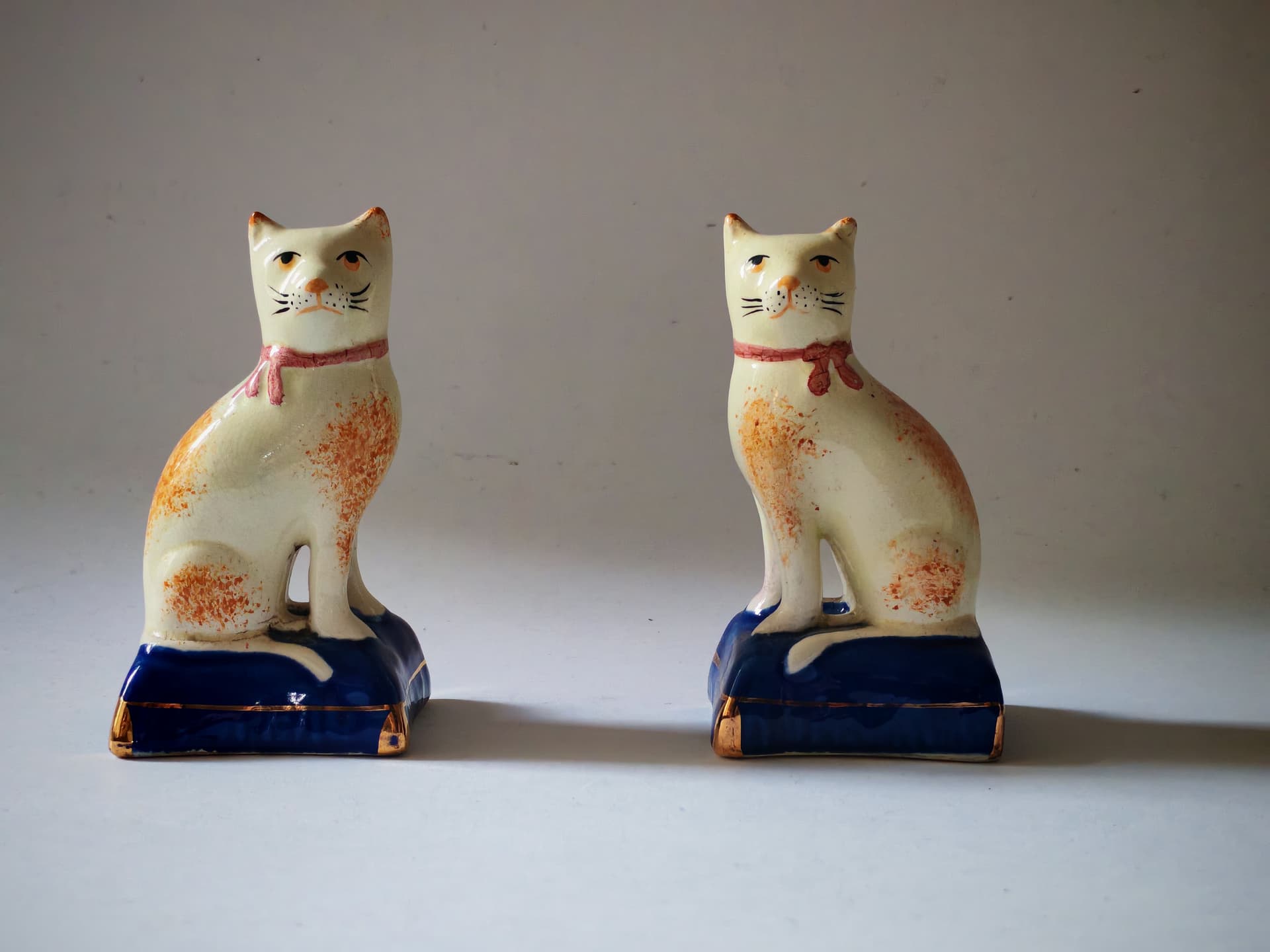 Para figurek kotów Staffordshire, pomarańczowy, porcelana, Wielka Brytania, lata 70. - 147026